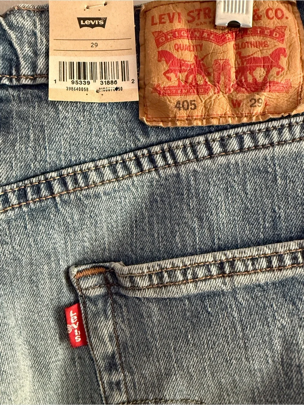 LEVI’S || 405 Light Wash Blue Denim Standard Shorts. Sz. 29